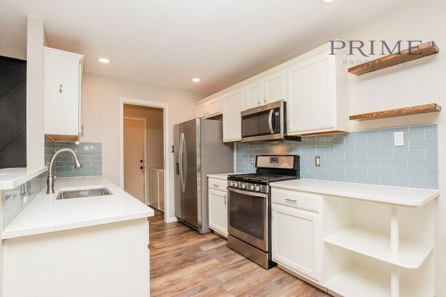 Building Photo - Perfectly Renovated Rental!