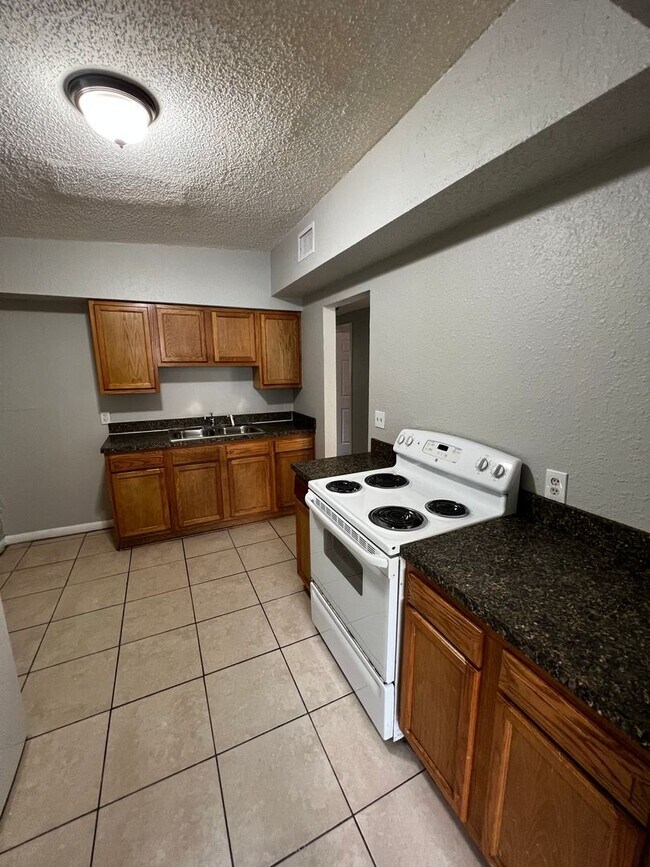 Building Photo - Spacious, updated 3/1 with bonus room and large utility room