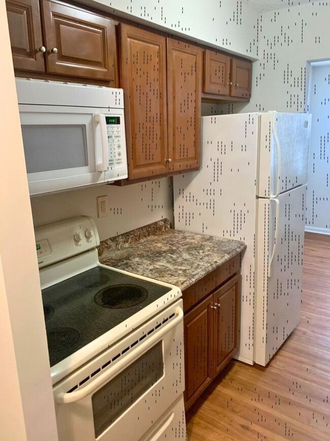 Building Photo - 2 Bedroom 1 Bathroom first floor Goshen Valley flat!