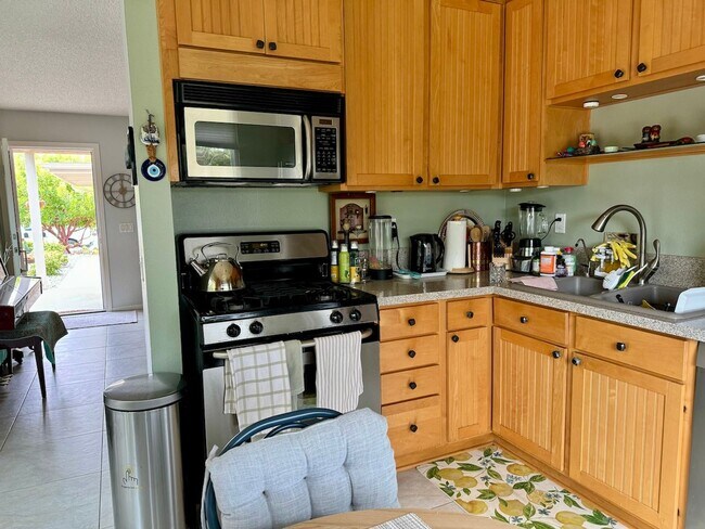 Building Photo - Nicely updated, one story Mission Oaks Home in Camarillo
