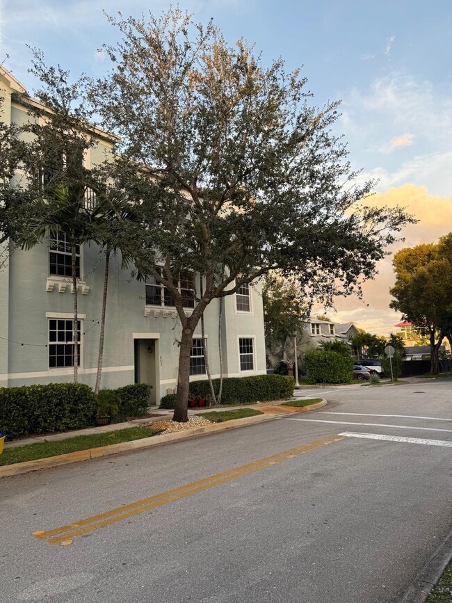 Building Photo - 603 N St