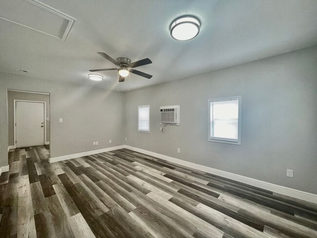 Building Photo - 2 Bedroom - New & Improved - Centrally Loc...