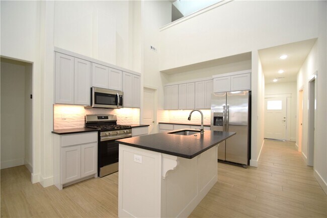 Building Photo - 723 Sun Meadows Loop