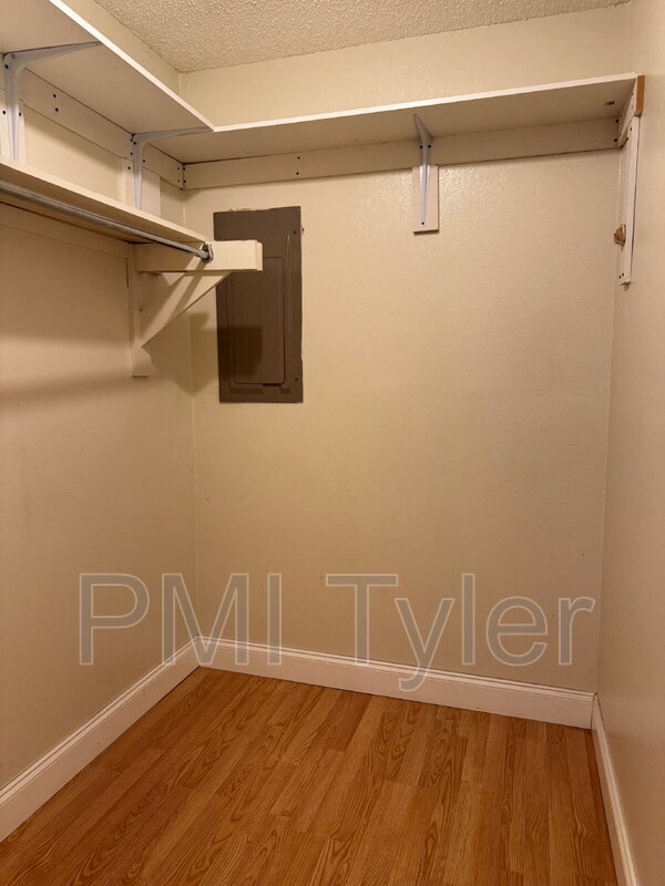 Building Photo - 1005 Towne Lake Dr