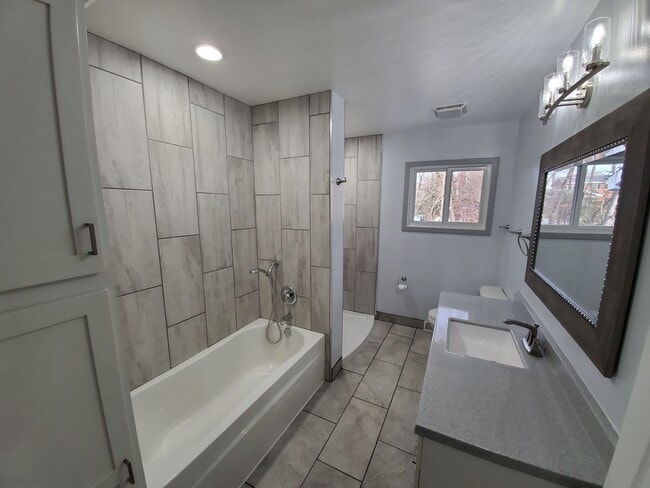 Building Photo - Private 3 bedroom home