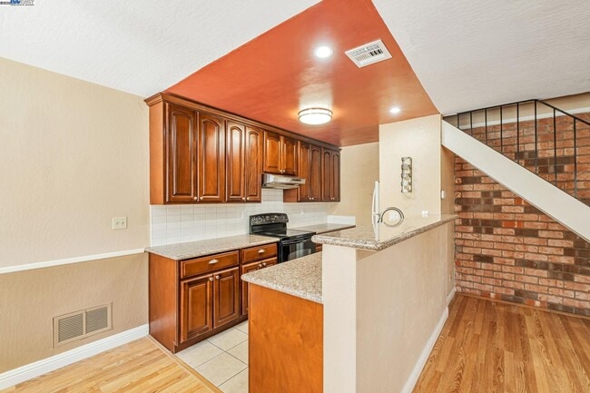 Building Photo - 2141 Swan Ct