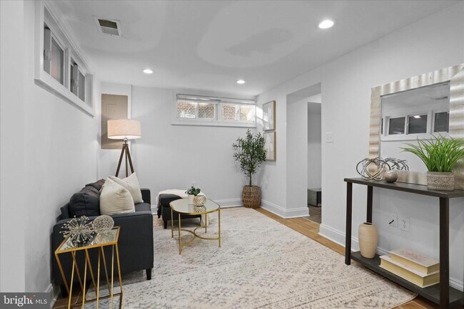 Building Photo - 521 Quintana Pl NW