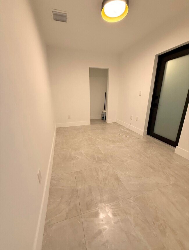 Building Photo - 911 79th Terrace