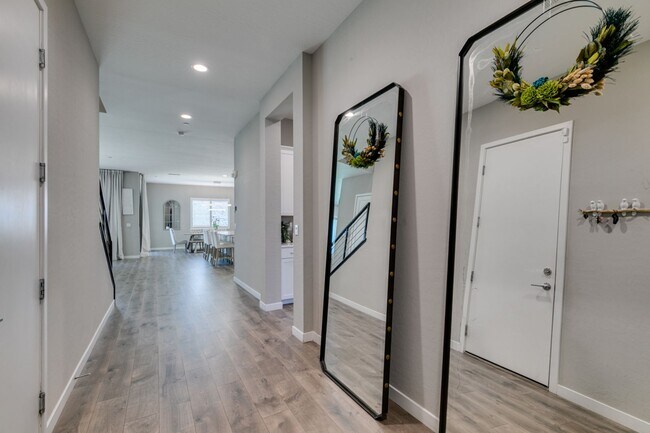 Building Photo - Luxury Rental with Mountain Views in Gated Henderson Community