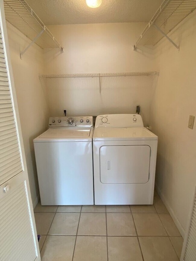 Building Photo - Top Floor 1 Bedroom condo in the gated com...