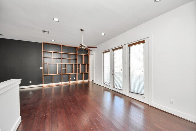 Building Photo - 2911 Chartres St