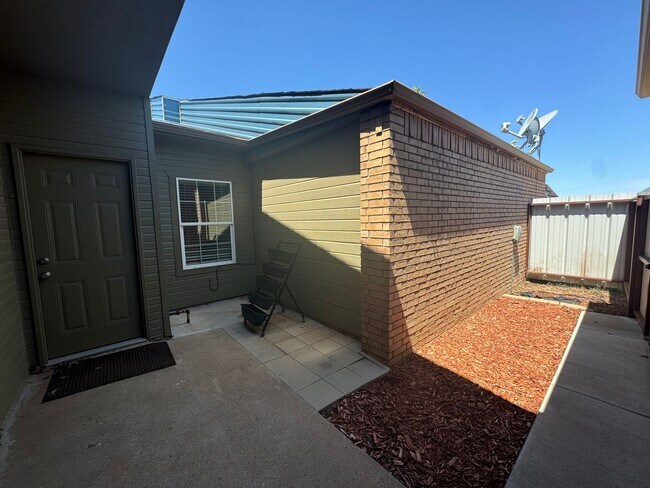 Building Photo - 2 Bed 2 Bath Town Home Available