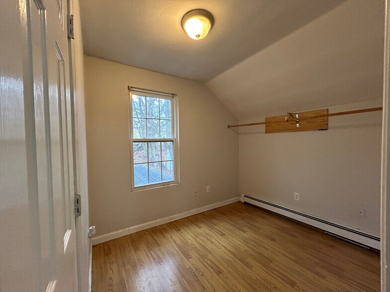 Building Photo - 4 Carlstad St