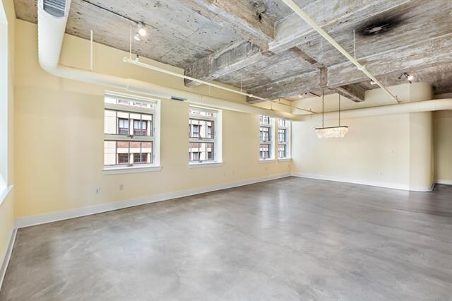 Building Photo - 140 Bay St
