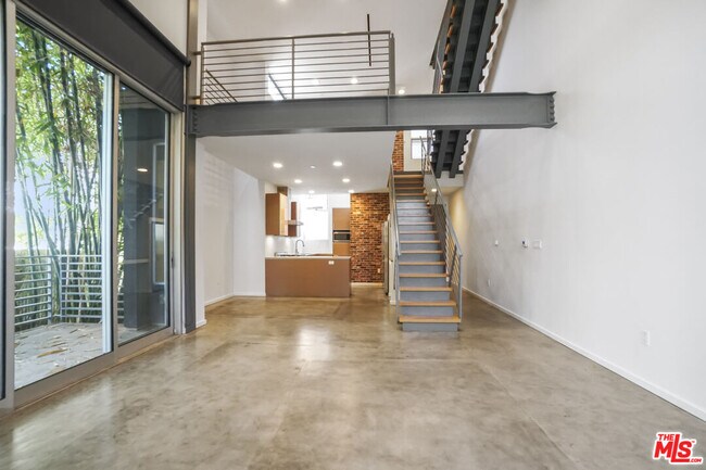 Building Photo - 1220 N Orange Grove Ave