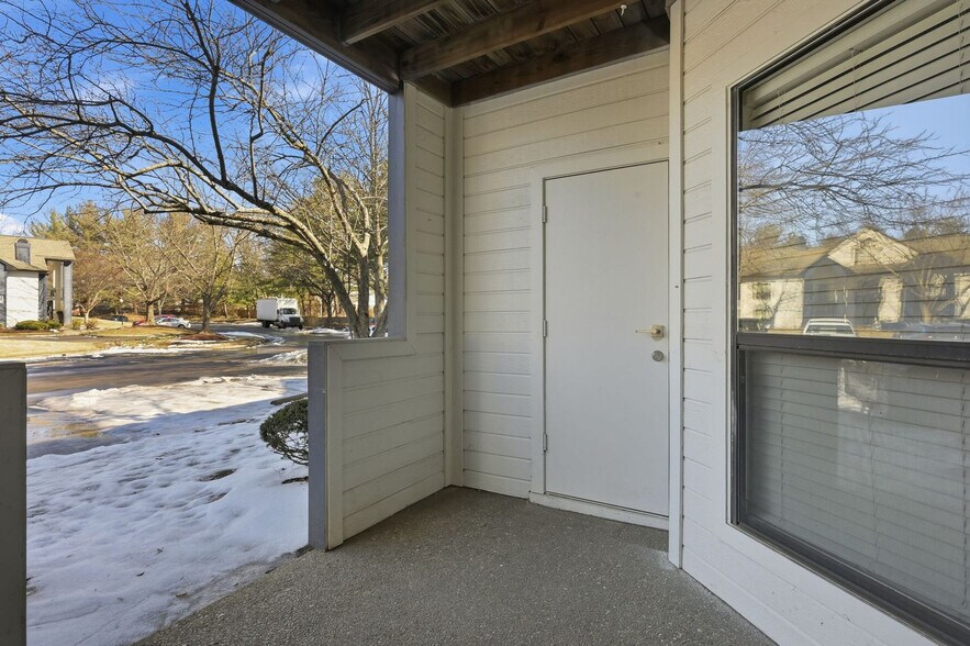 Building Photo - 2301 Deer Path Cir