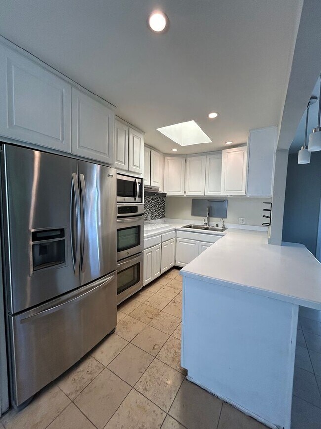 Building Photo - 3 Bed, 1 Bath in Clairemont with a Pool!