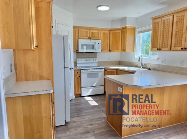 Building Photo - MOVE IN SPECIAL - 5 Bedroom 3.5 Bath Duple...