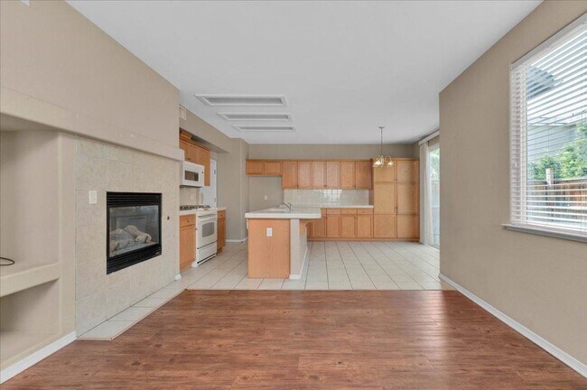 Building Photo - Spacious 4 Bedroom Home in North Clovis Gated Community