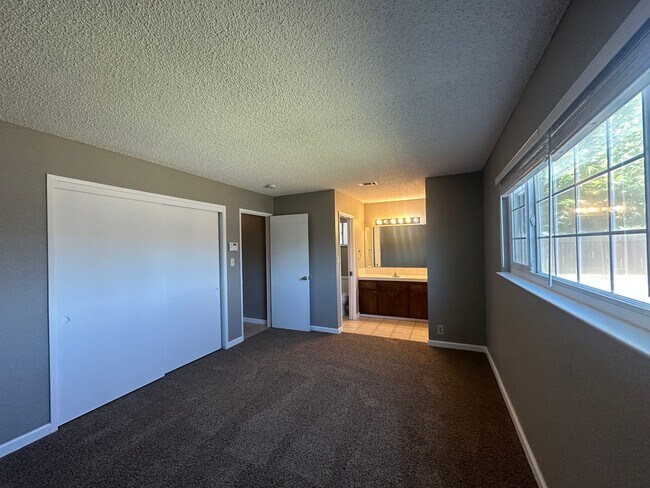 Building Photo - 1175 E Edison St