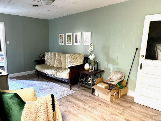 Building Photo - 211 Main St