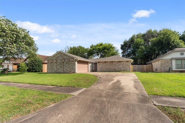 Building Photo - 1202 Manorglen Dr