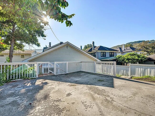 Building Photo - 2509 Rosalind Ave SW