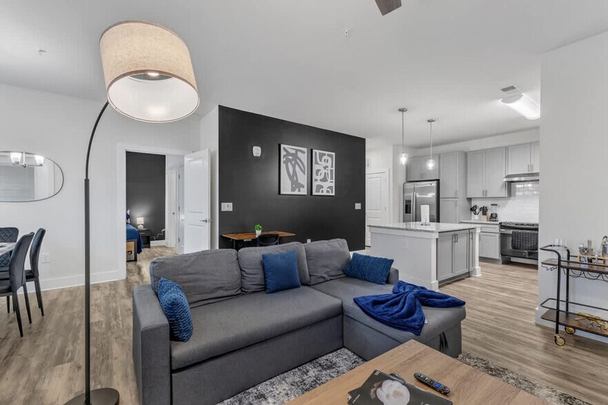 Building Photo - 928 S Miami Blvd