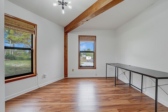 Building Photo - 9752 SE Highborne Way