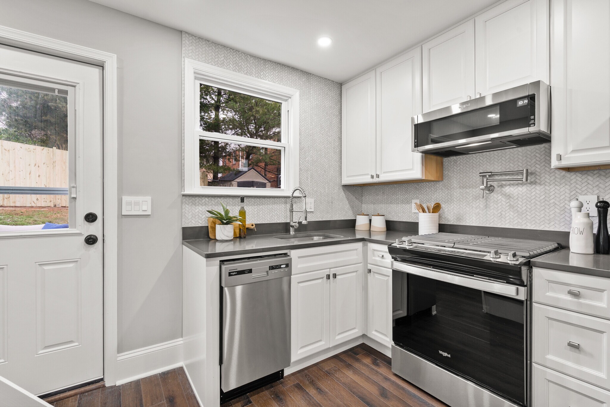 Kitchen - 612 44th St NE