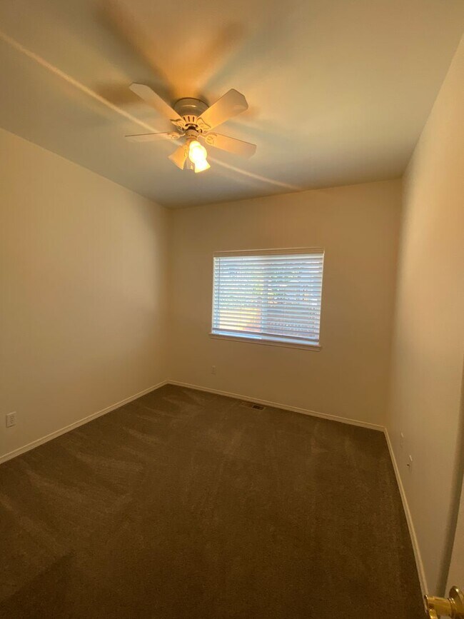 Building Photo - Single Level Charmer, SE Bend Established ...