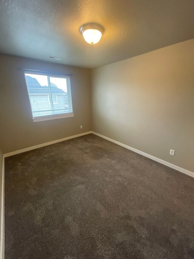 Building Photo - Beautiful 3 Bedroom on Large Corner Lot!