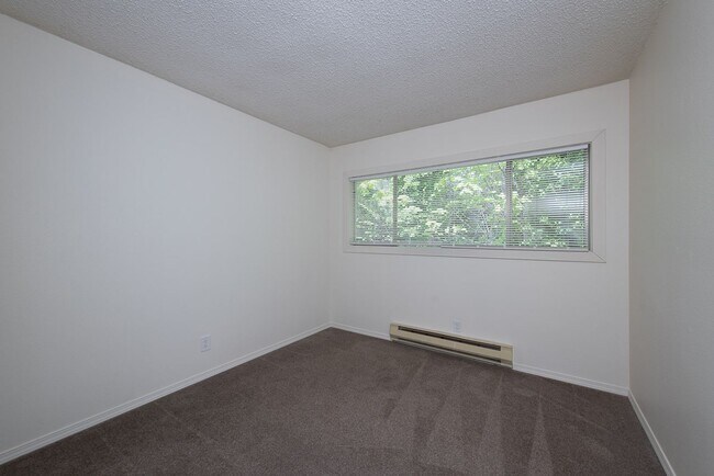 Building Photo - Amazing 2bed/1bath Apartment w/ Covered Parking in Redmond!