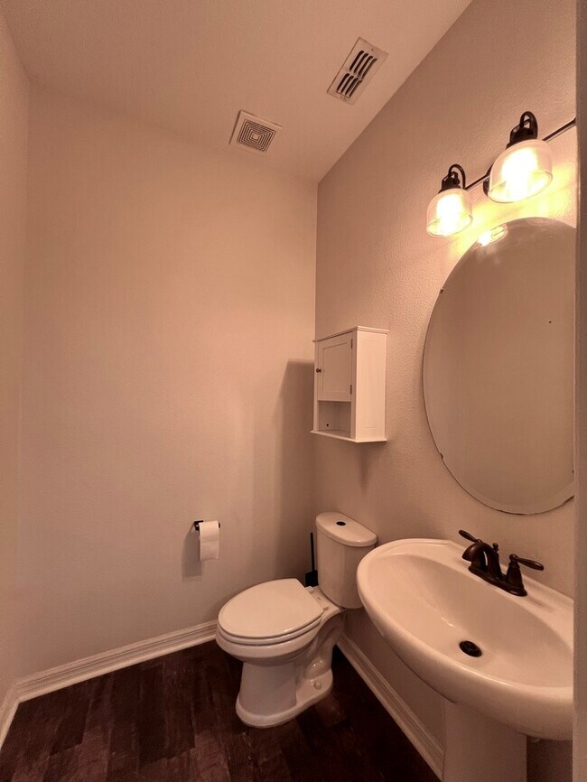 Building Photo - Gorgeous 3 bedroom, 2½ bath, 2 STORY townhome