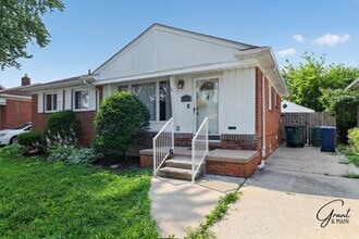 Building Photo - 3 bedroom - 1 bath - Lincoln Park- $1,600
