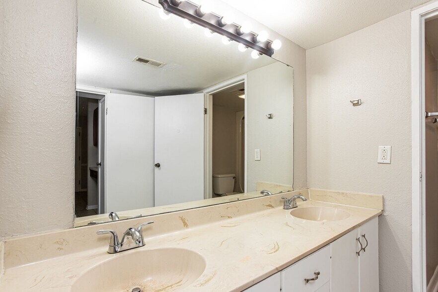 Building Photo - 915 S Seminole Dr