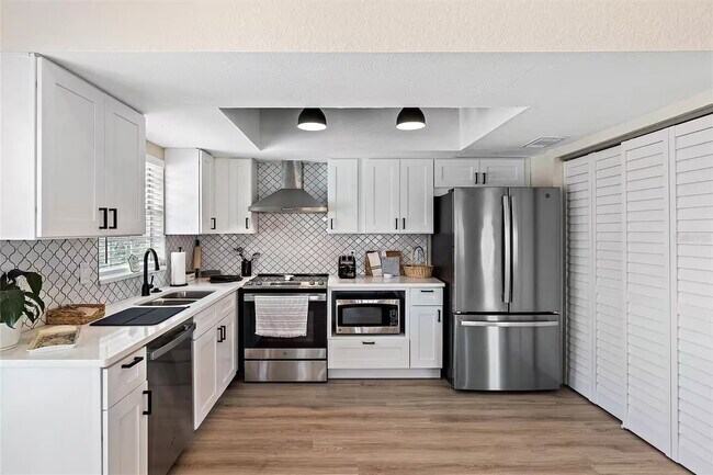 Building Photo - FURNISHED AVAILABLE JANUARY 2026. Beach Re...