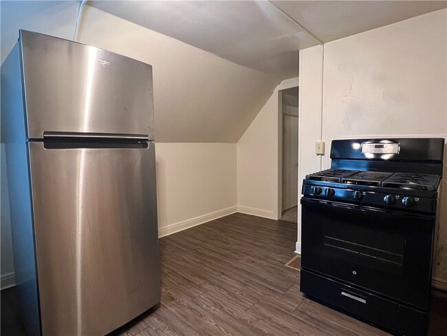 Building Photo - 105 Spruce St