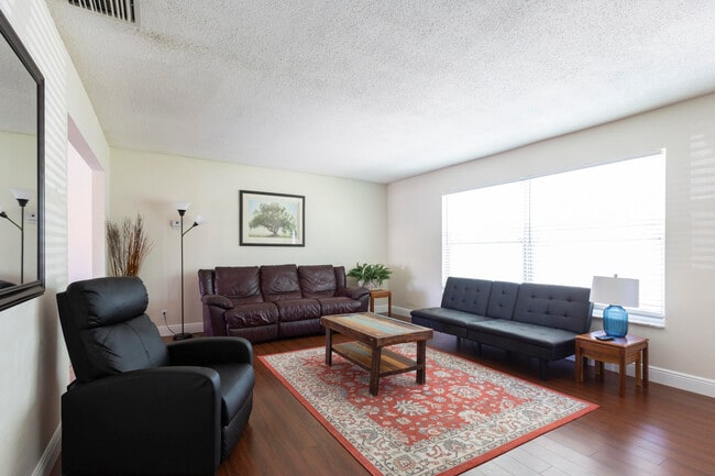 Building Photo - 709 Lindell Blvd
