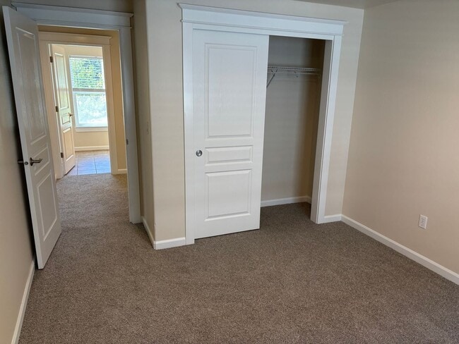 Building Photo - Newly updated home in SW Bend with large b...