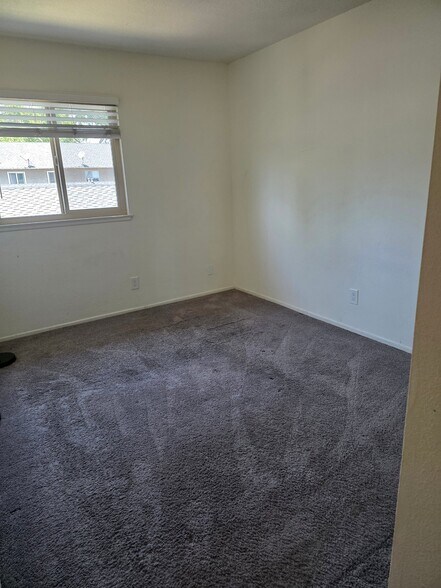 Building Photo - 1623 Heather Dr