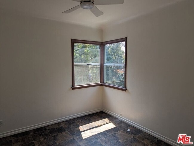 Building Photo - 644 W 40th Pl