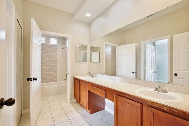 Building Photo - Gorgeous 4/2.5 Home with a 2 Car Garage Lo...