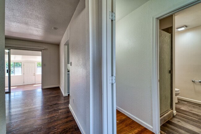 Building Photo - Bright & Comfortable 3BD Home with Great Features