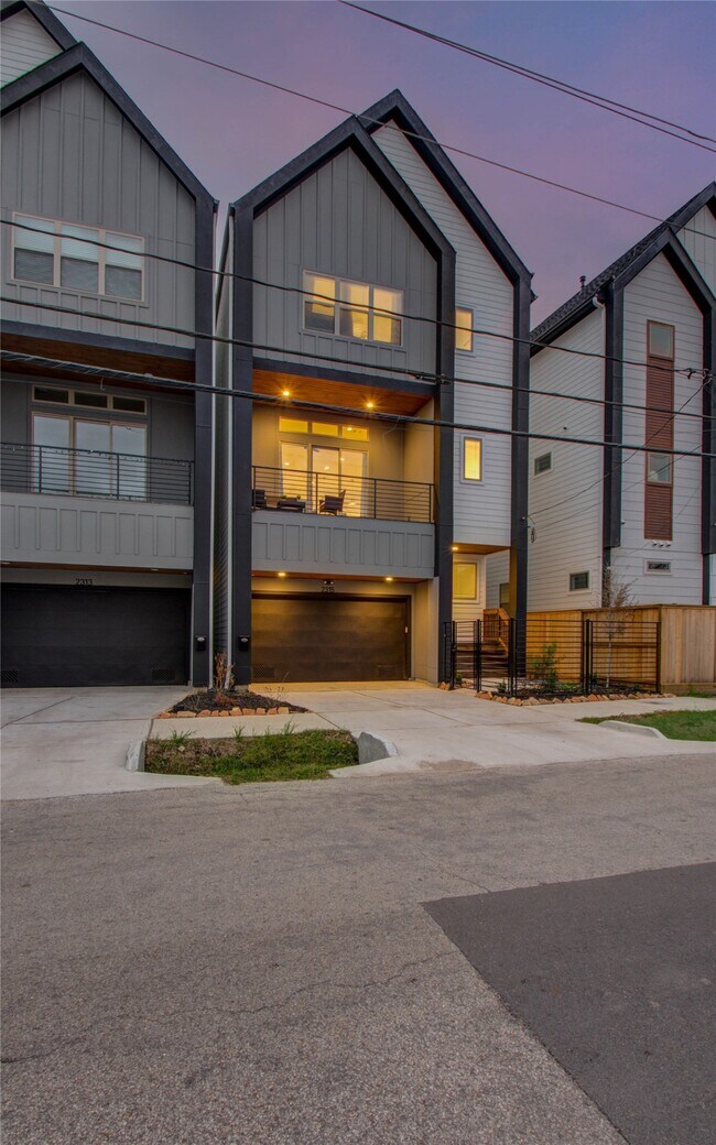 Building Photo - 2315 Sherwin St