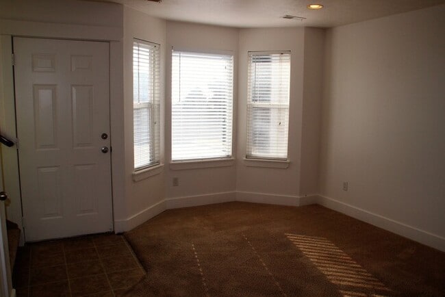 Building Photo - Spacious Townhome on Quiet Street