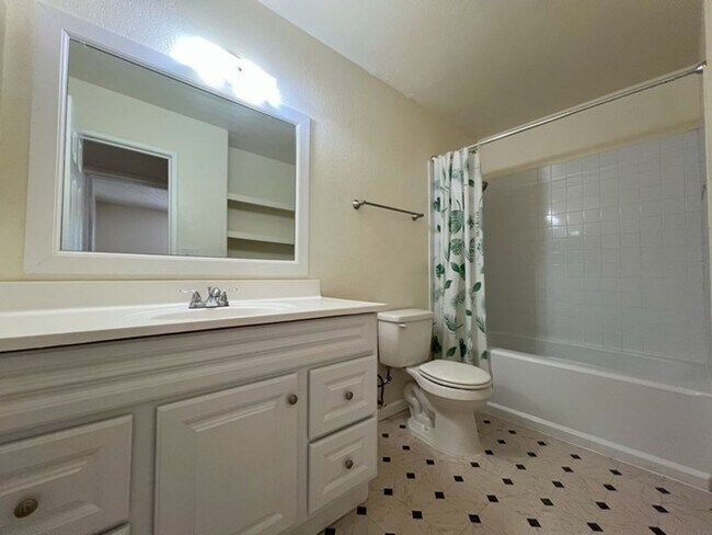 Building Photo - Ground Floor Two Bedroom with Community Pool