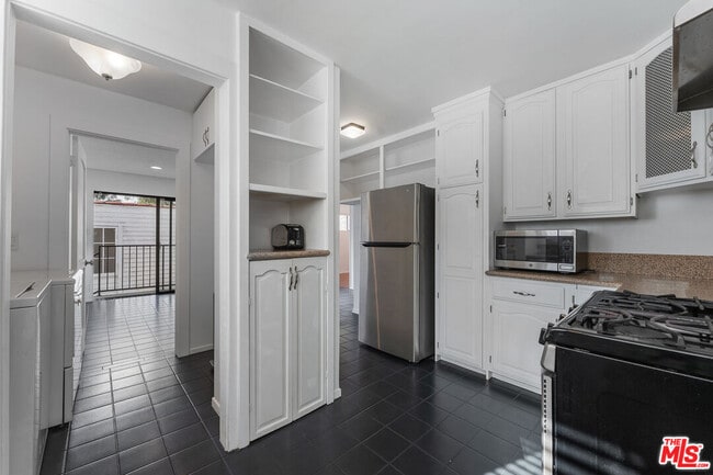 Building Photo - 927 N Edinburgh Ave