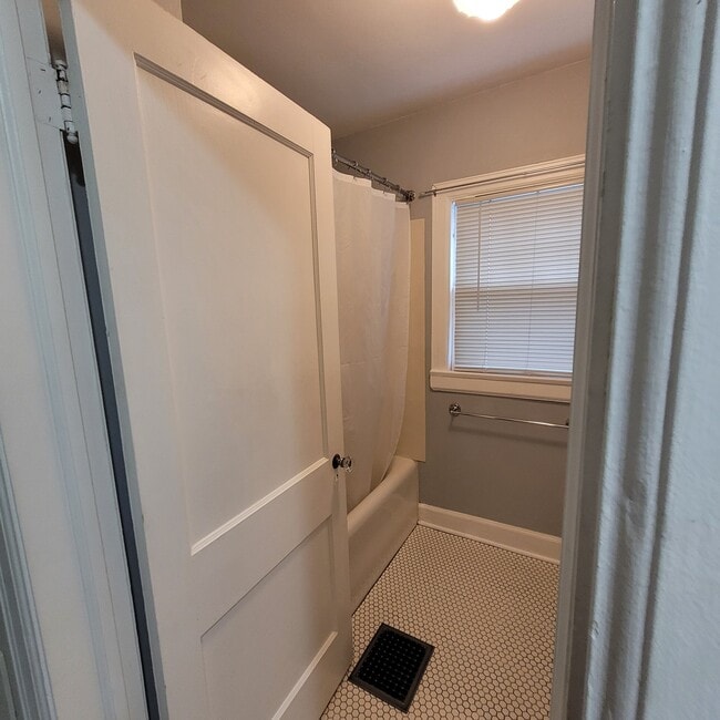 Building Photo - 3437 Edgemont St