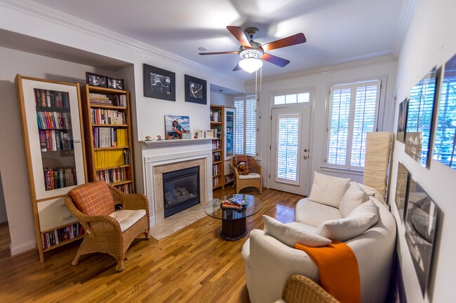 Living - 1735 Peachtree St NE